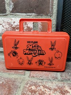 Six Flags Magic Mountain Plastic Lunch box 1985 Warner Bros, Inc.