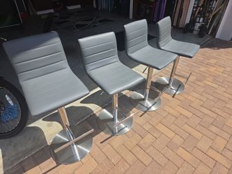 4 BAR STOOLS
