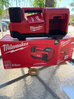Milwaukee M18 18-Volt Lithium-Ion Cordless Electric Portable Inflator (Tool-Only