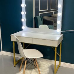 Makeup Vanity Mirror And Table