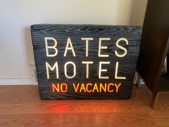 BATES MOTEL NO VACANCY Halloween LIGHTED SIGN 27x21 1995 Spencer Store Display Psycho for Sale in Renton WA OfferUp