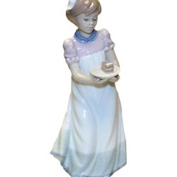 Lladro Happy Birthday Girl Figurine #5429 “Niñita Con Tarta”