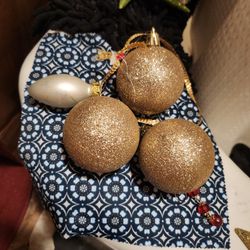 GOLDEN GLITTER ORNAMENTS