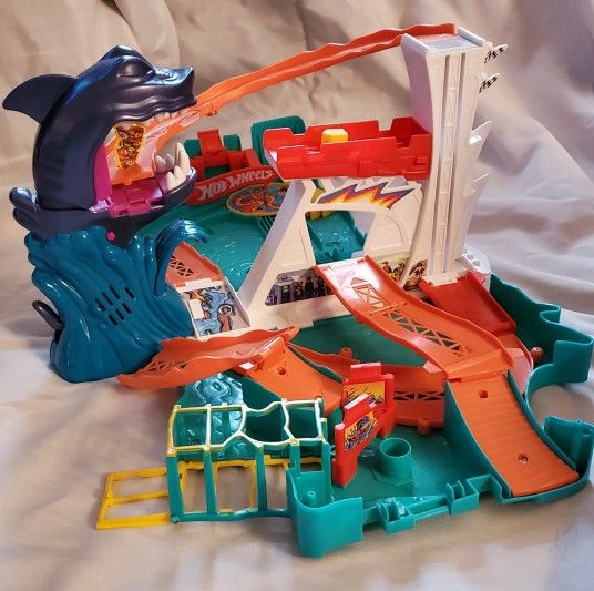 Hot Wheels portable race track Great traveling toy. fold up