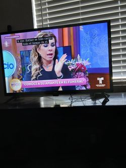 32 inches OON ROKU TV
