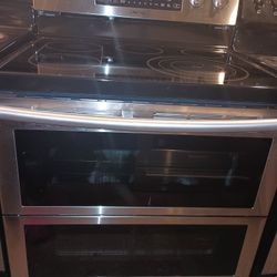 Samsung Stove And Refrigerator Set.