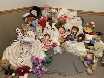 Lot of assorted stuffed animals