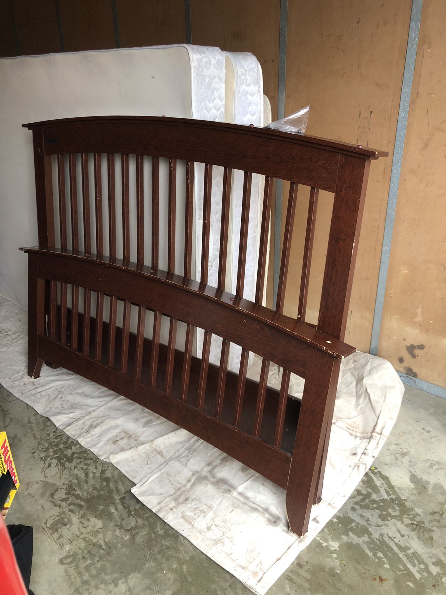 Ashley furniture queen size bedroom set with dresser and nightstand for