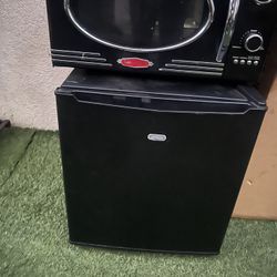 Microwave  Y Refrigerator Chico