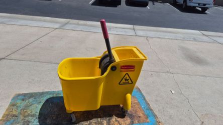 Rubbermaid mop bucket