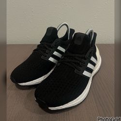 SIZE (5.5 YOUTH) ADIDAS ULTRA BOOST 4.0