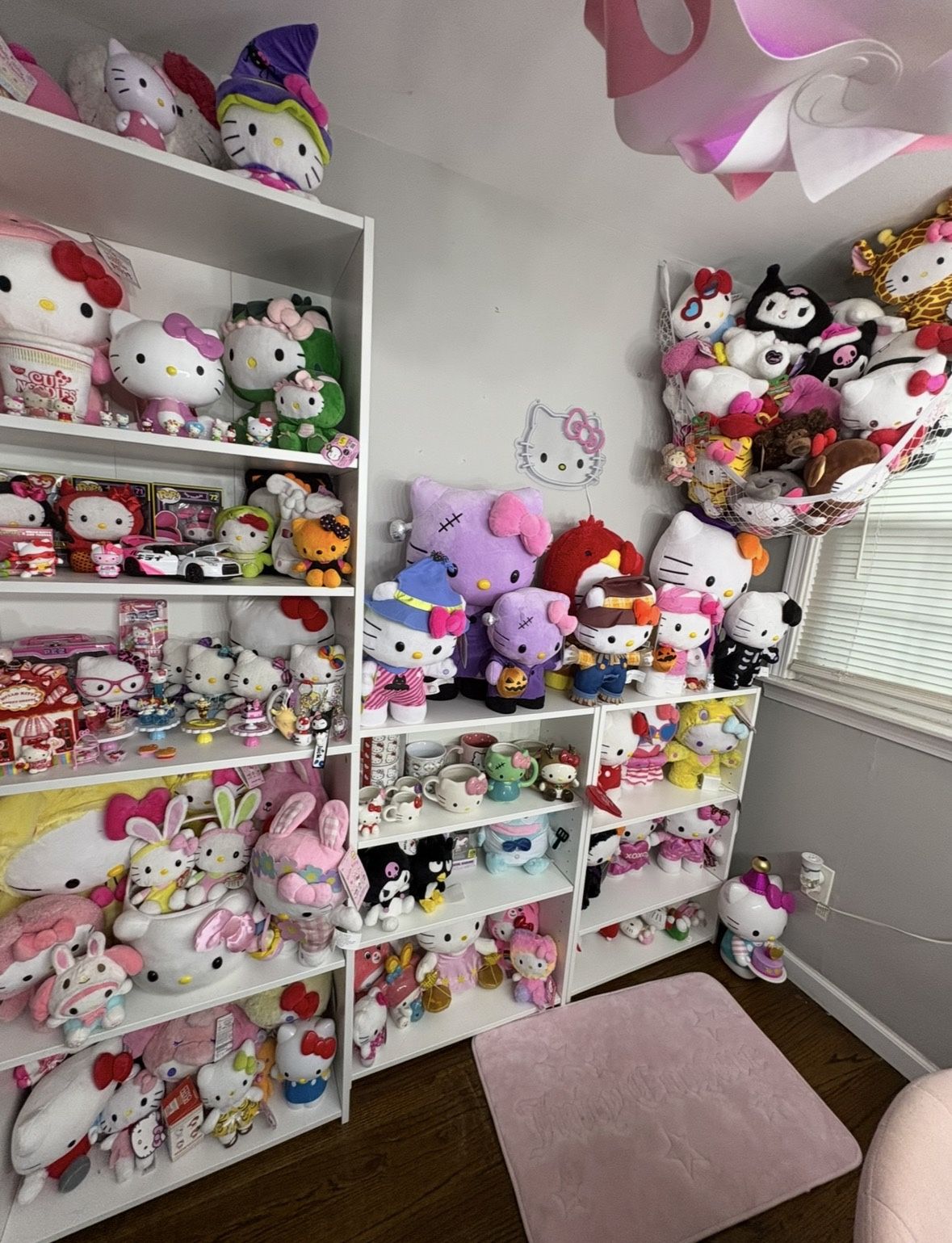 Hello kitty greeters and plushies! (don’t purchase listing!!)