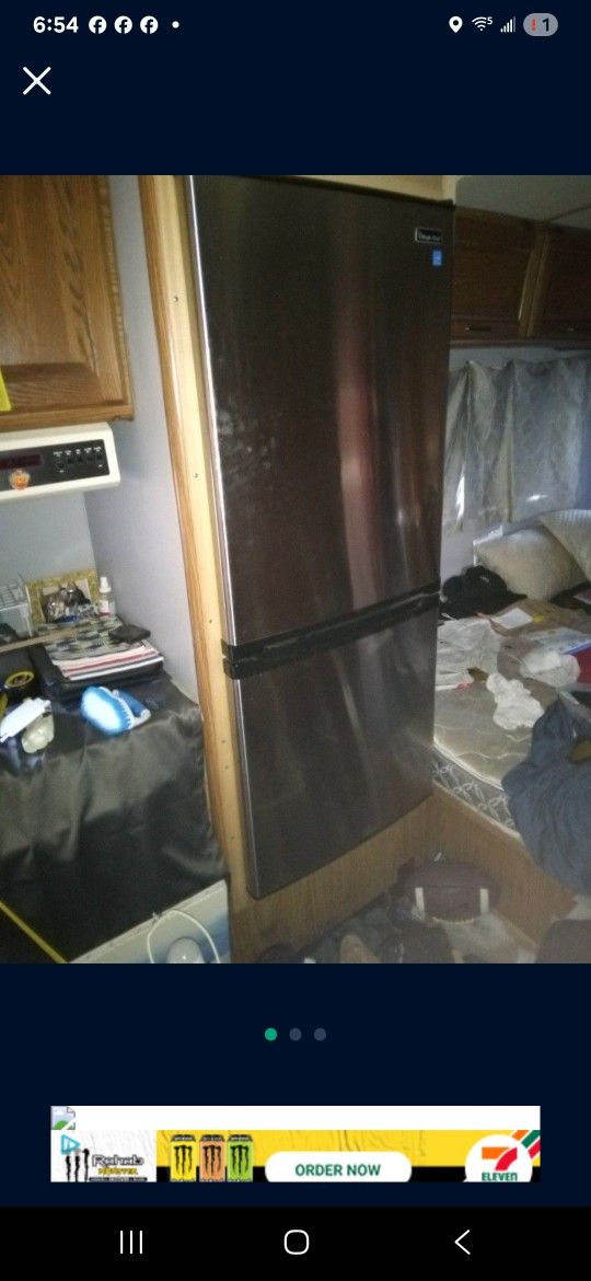 Magic Chef Motor Home Refrigerator 9.2 Cubic Ft Freezer On Bottom