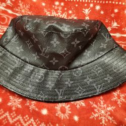 LV unisex bucket hat size medium/ large. Like new condition from smoke free home. Firm price