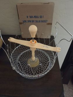 French Style Salad Spinner, NEW, Boxed. Giftable,  Collapses $5.00