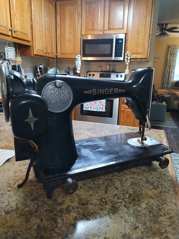 Vintage Sewing Machine SINGER