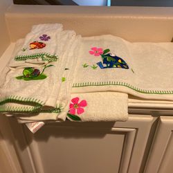 BRAND NEW a frog bathroom accessories