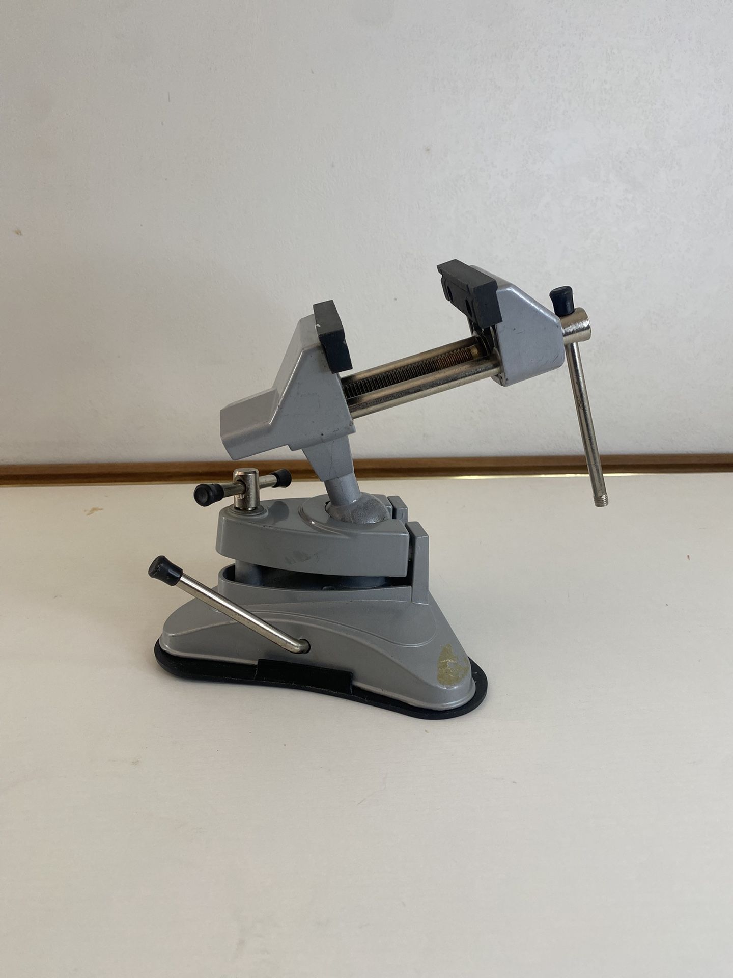 BENCH WIZARD Stalwart Portable Vice | Vacuum Base Stability | 360-Degree Swivel