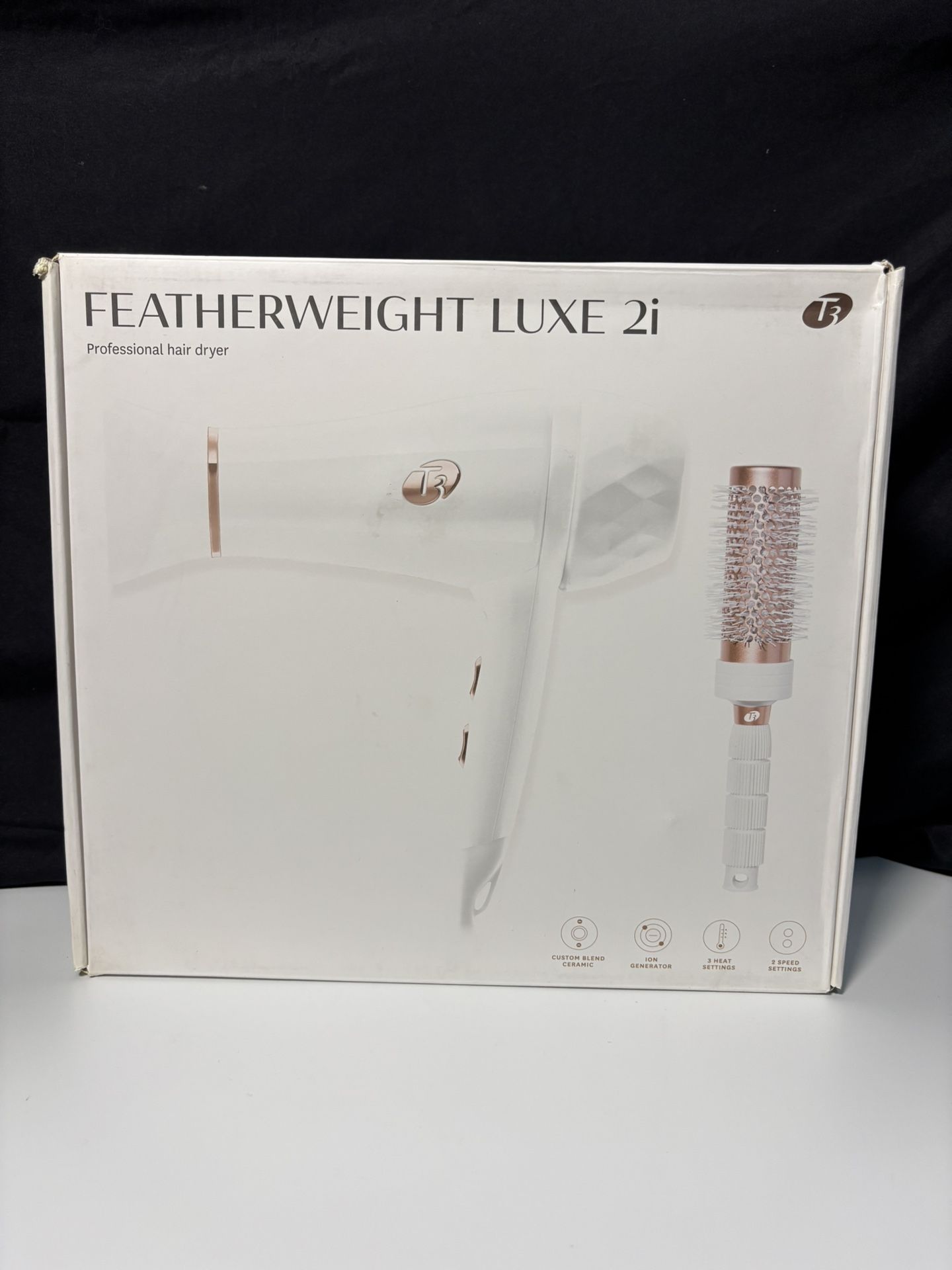 ‼️BRAND NEW WHITE T3 FEATHERWEIGHT LUXE 2I WITH NO BRUSH‼️FOR SALE 100$ OR BEST OFFER‼️DELIVERY🚚✅