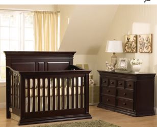  REDUCED Vienna Expresso  4 In One Crib To Bed Conversion.  