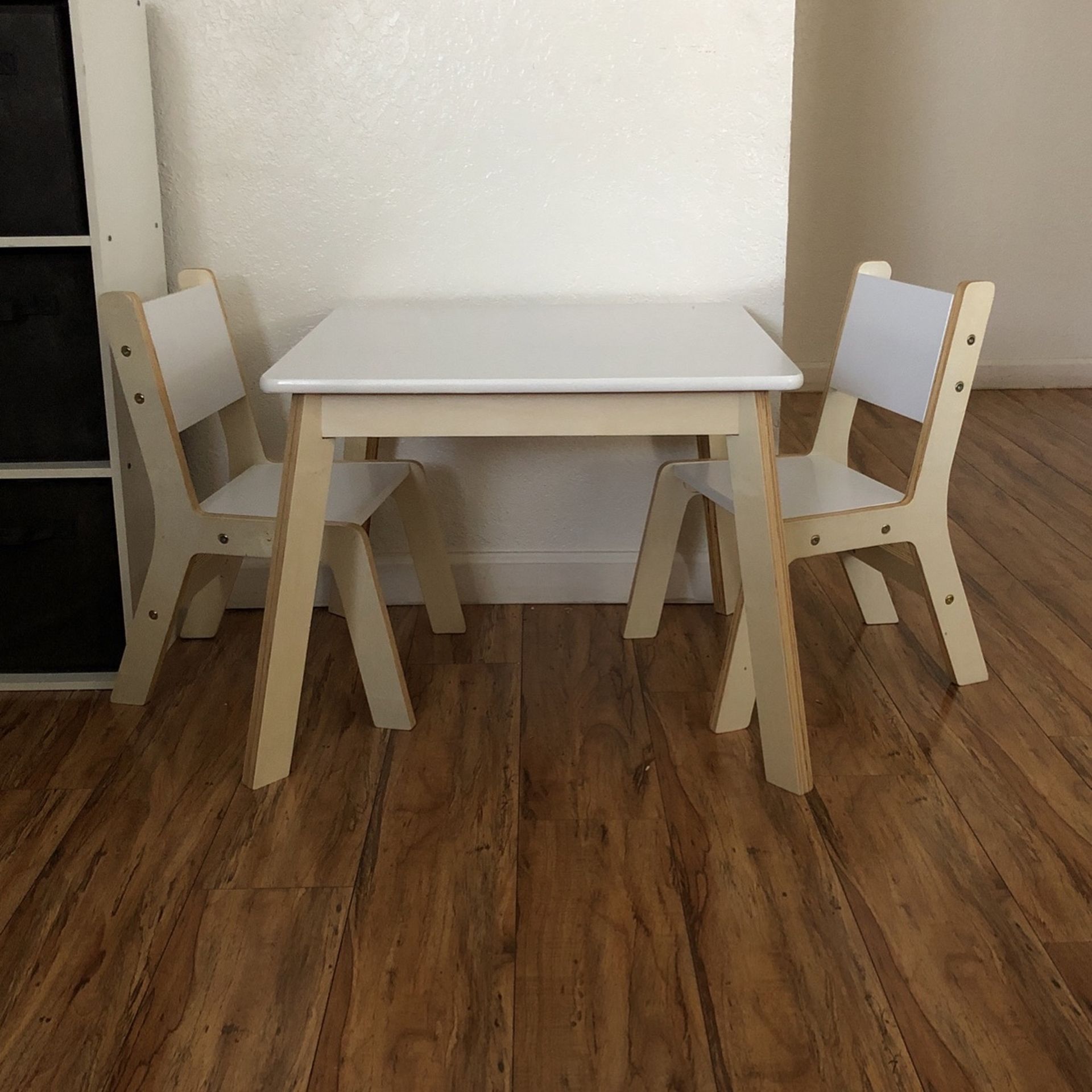 Kids table with 2 matching chairs