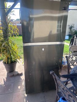 Used Samsung Stainless Steel Top Freezer Refrigerator – Works Great – Ice Maker