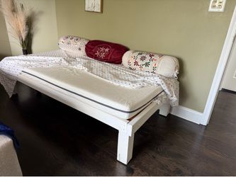 Wood day bed