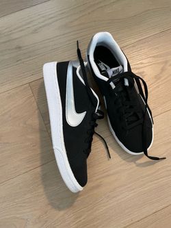 Tennis shoes
