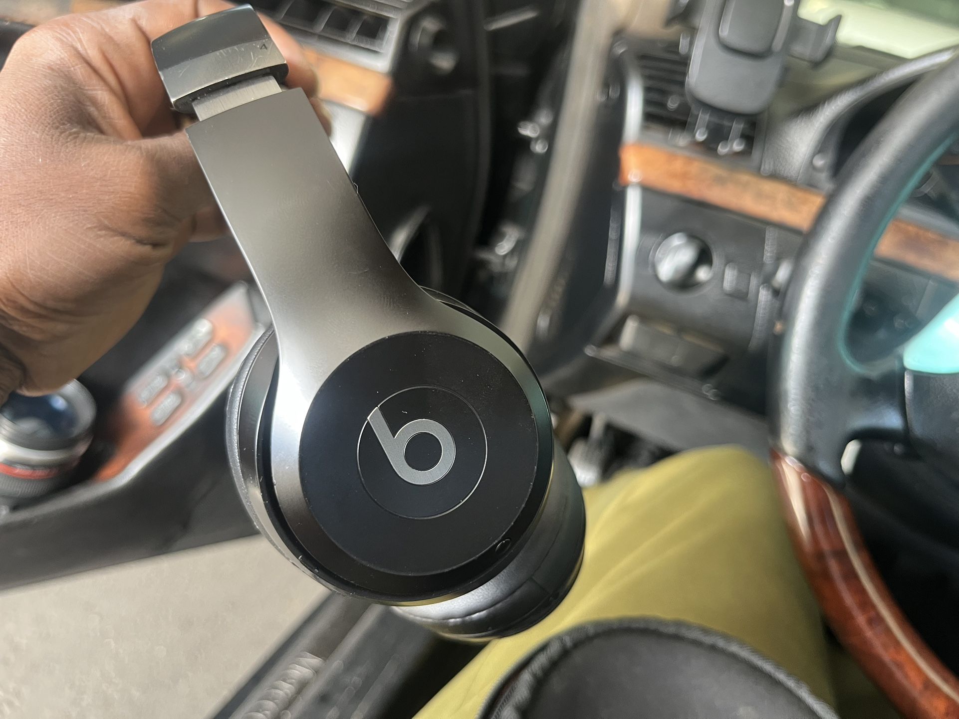 Black Beats Solo 4 Headphones π§ 60$ Perth Amboy or Meet Local Charger π Bag 9am-8pm β