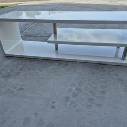 Tv Stand// Tv Table In Very Good Condition 