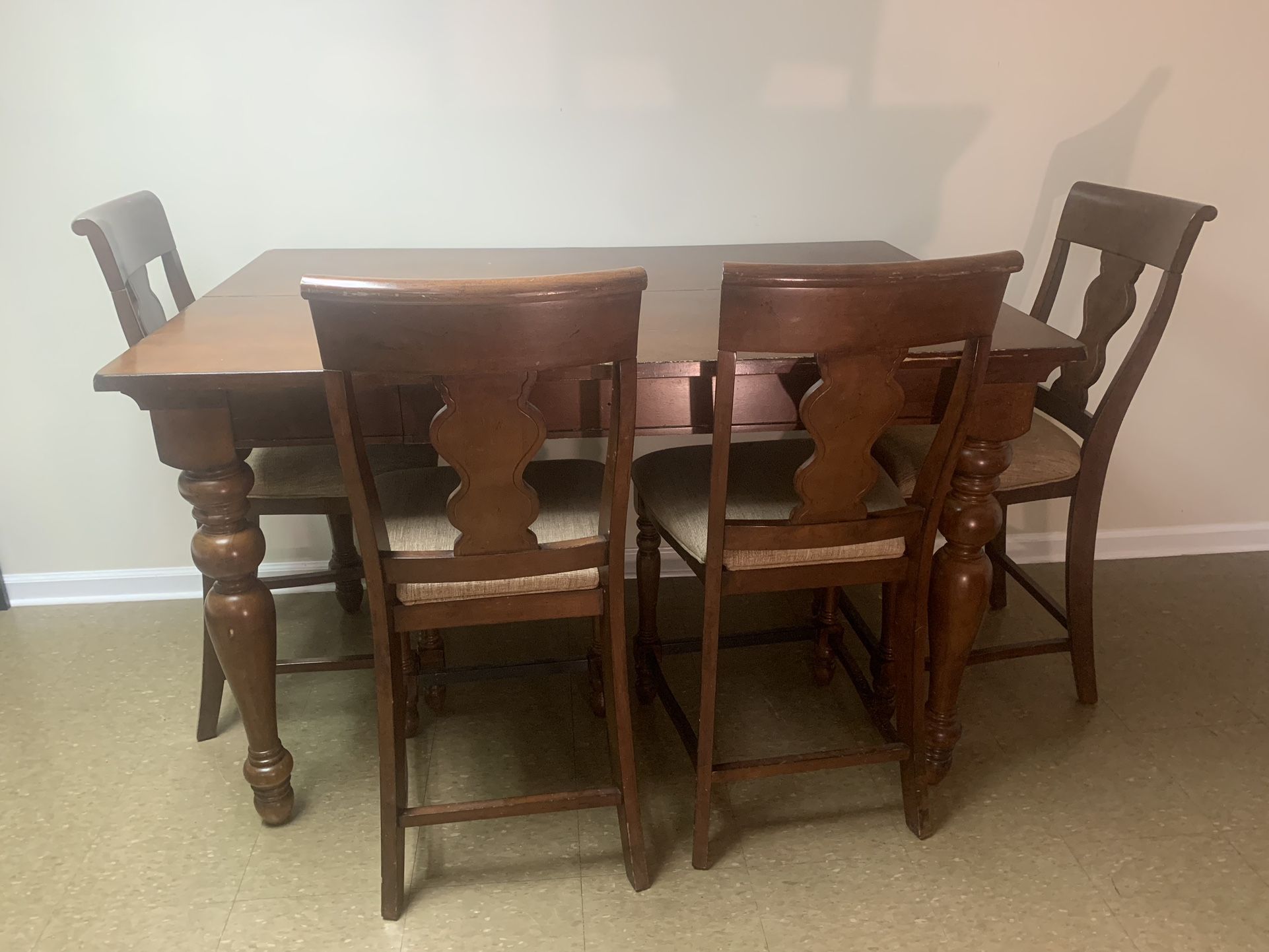 Quality dining table set in good condition