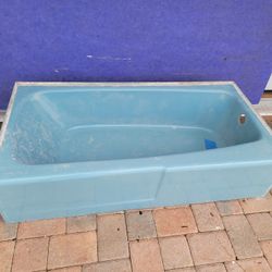 Bathtub And Bath Items 