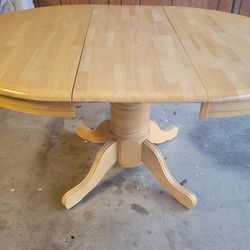 Beautiful Dinning Set With 6 Chairs No Tears  .price $140 Or Best Offer.. .serious  Buyers Plz Contact 