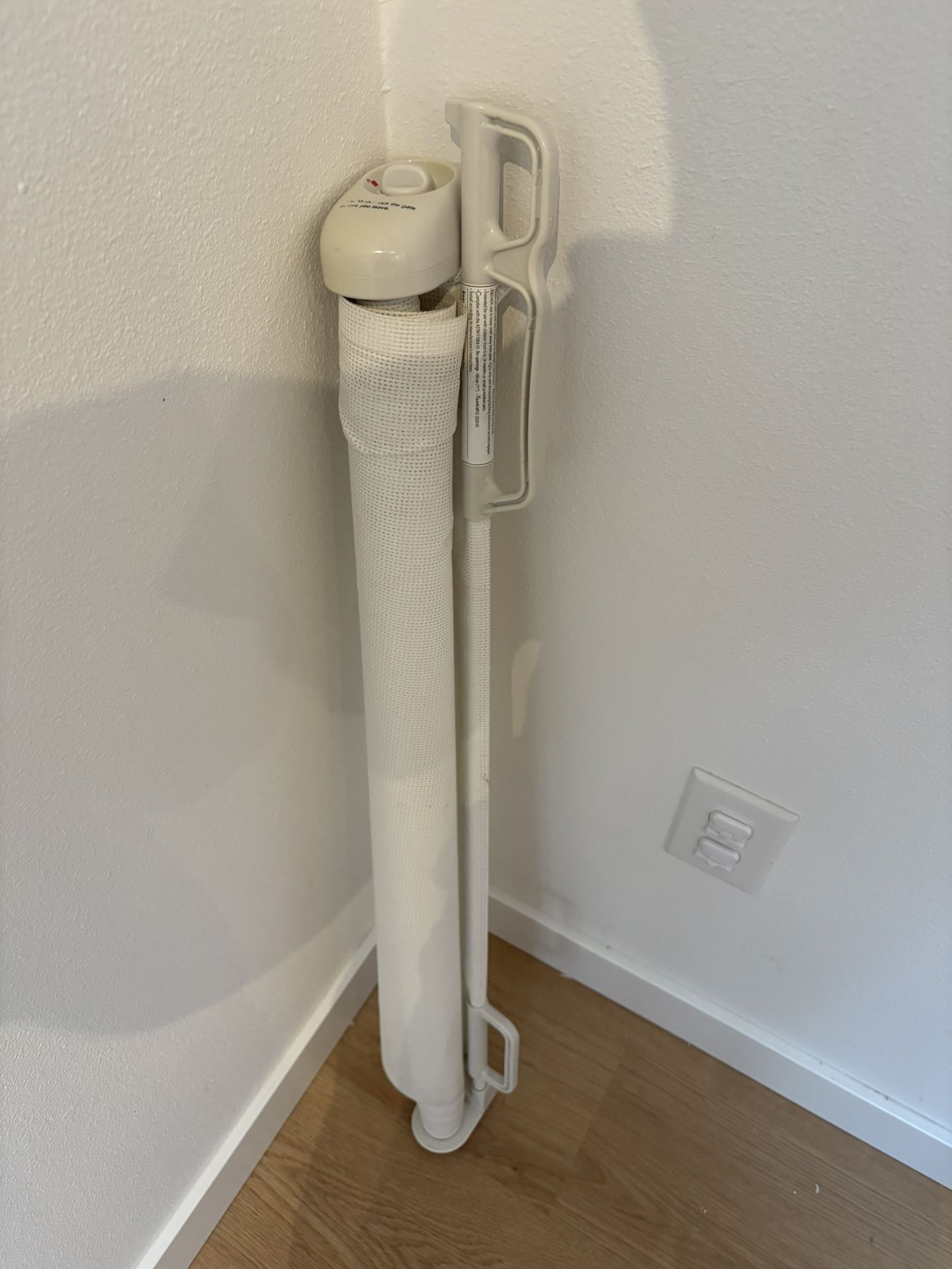 Retractable baby Gate With Mounting Hardware