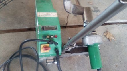 Rolling floor welder