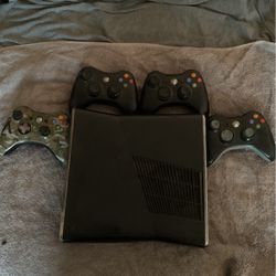 Xbox 360 With 4 Controllers 