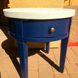 Round End Table / Accent Table 