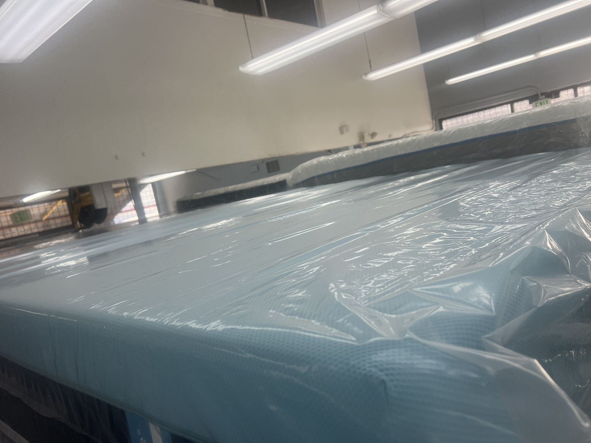 CALIFORNIA KING SIZE TEMPURPEDIC PROBREEZE (MEDIUM) MATTRESS & BOX SPRINGS BED SET