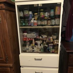 BEAUTIFUL VINTAGE CABINET/DRESSER/3 DRAWER🥰