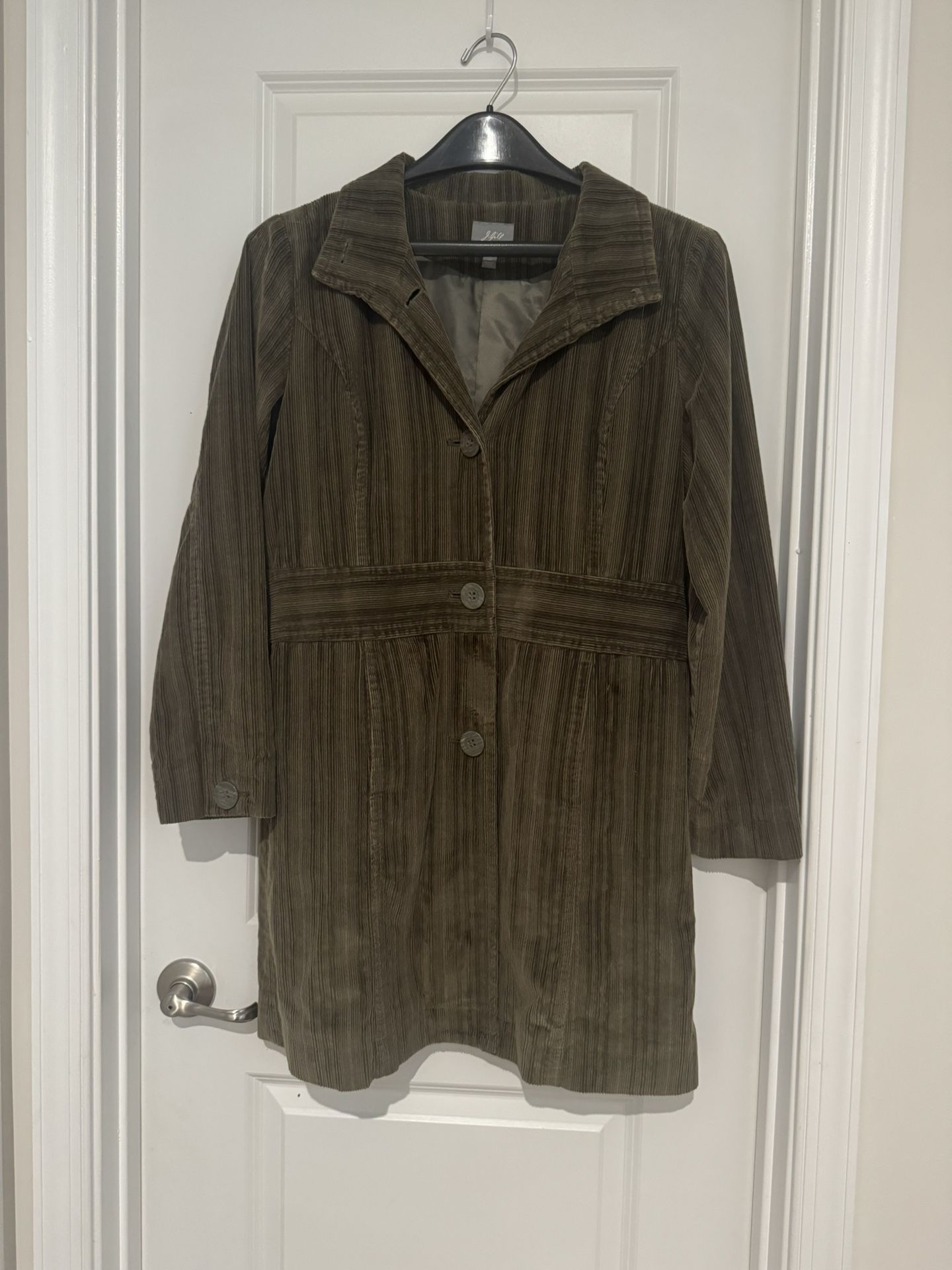 Elegant olive trench coat with button closure. Perfect for layering in cooler weather. Size MT