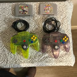 2 Nintendo 64 Controllers. 2 Games Mario Kart, Super Smash Bros. 