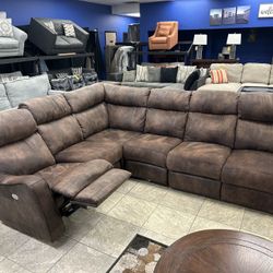Fantastic, brown 4️⃣ piece power reclining sectional. Free delivery 🚚(only 2 recline seats)