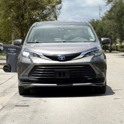 2021 Toyota Sienna LE Hybrid 