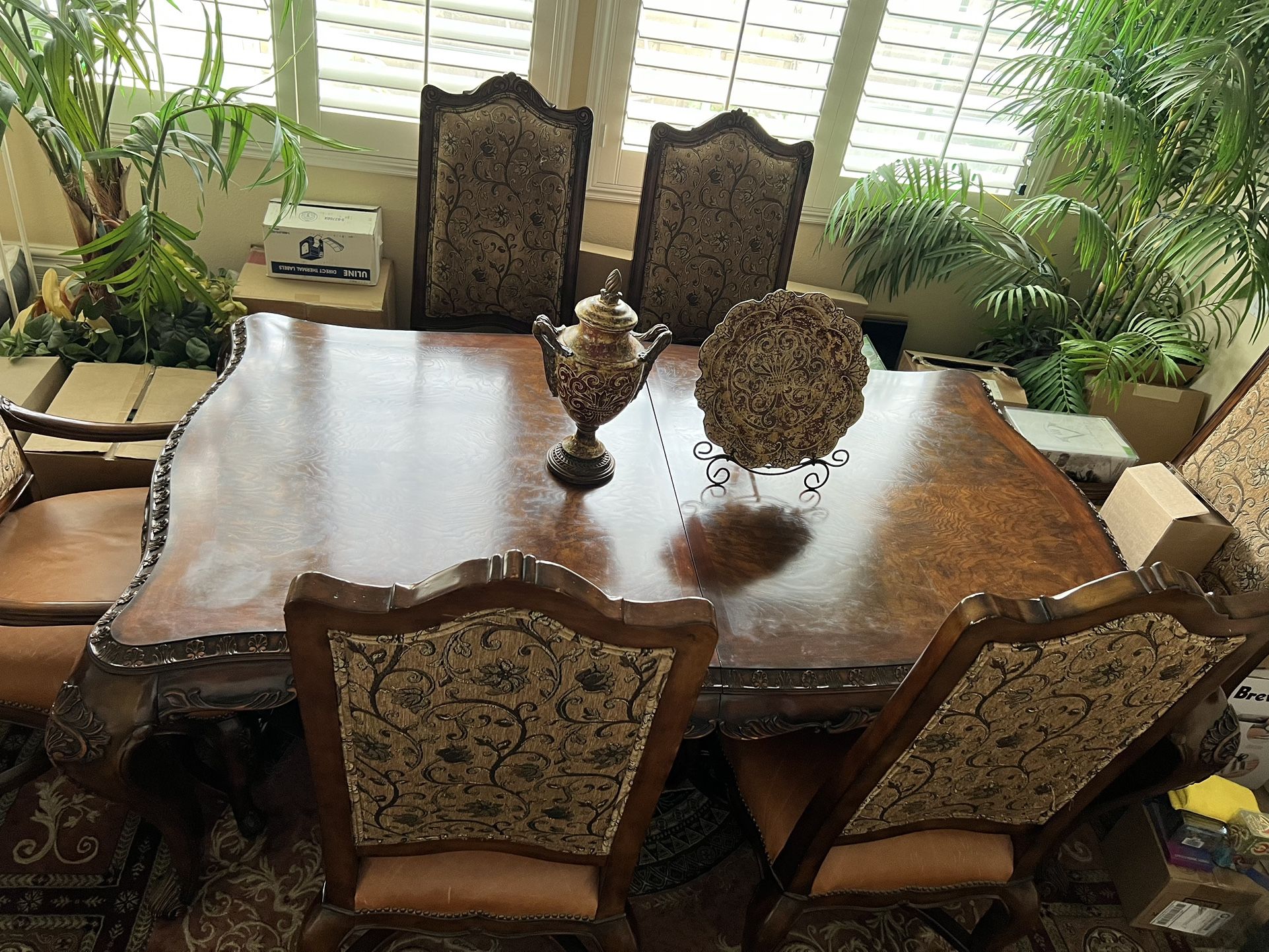 Dining room table with Chairs