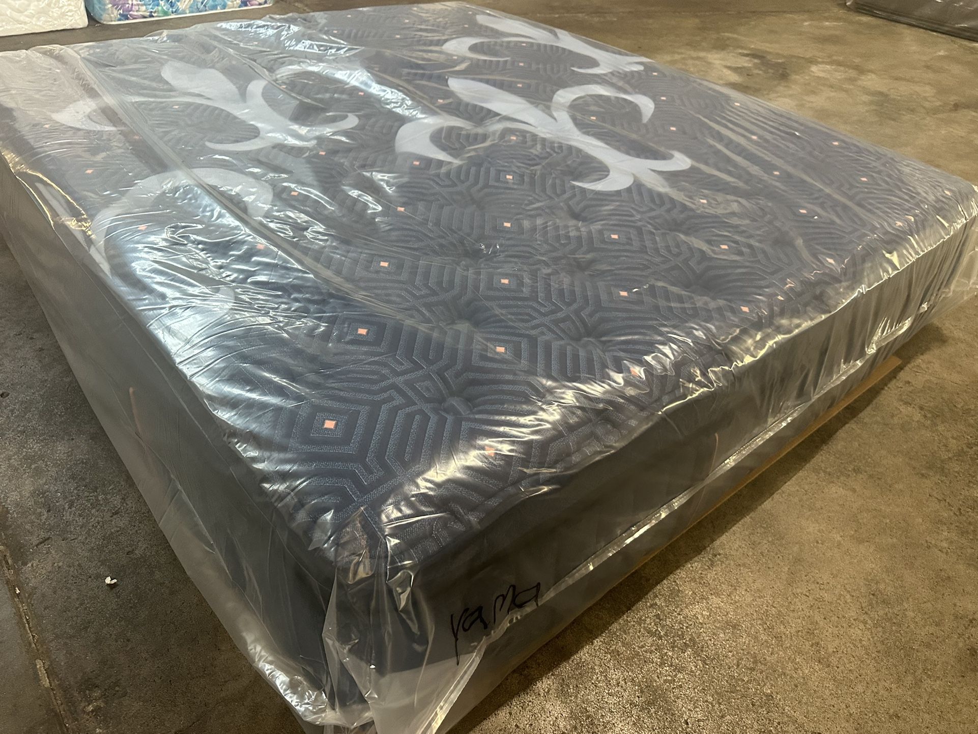 Cal King Size STEARNS & FOSTER mattress