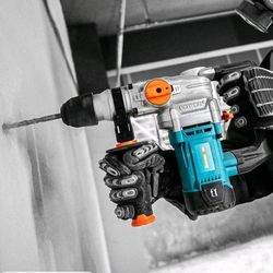 Taladro Percutor Rotativo  de 1 1/8" con Embrague De Seguridad  Incluye 3 brocas  Cincel Plano Y   de Punta 