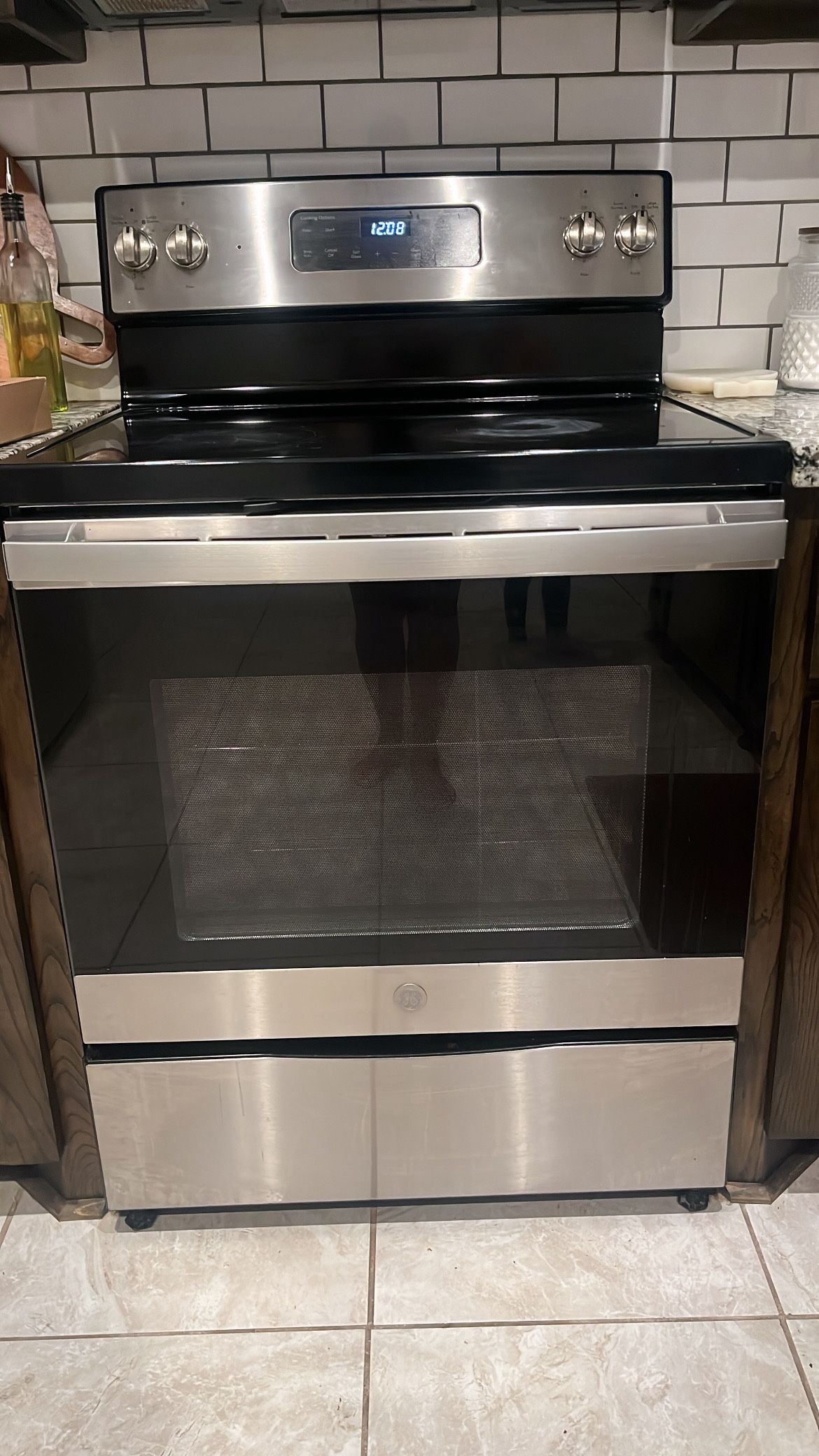 GE 30 in Glass Top 4 burners 5.3 cu ft Freestanding Electric Range (Stainless steel)