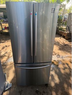 Samsung Standard-Depth 221 21.6-cu ft 30-in Wide with Ice Maker (Stainless Steel)