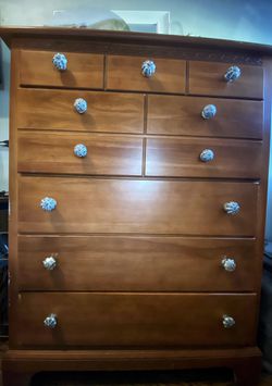 5 drawer dresser with detailed knobs