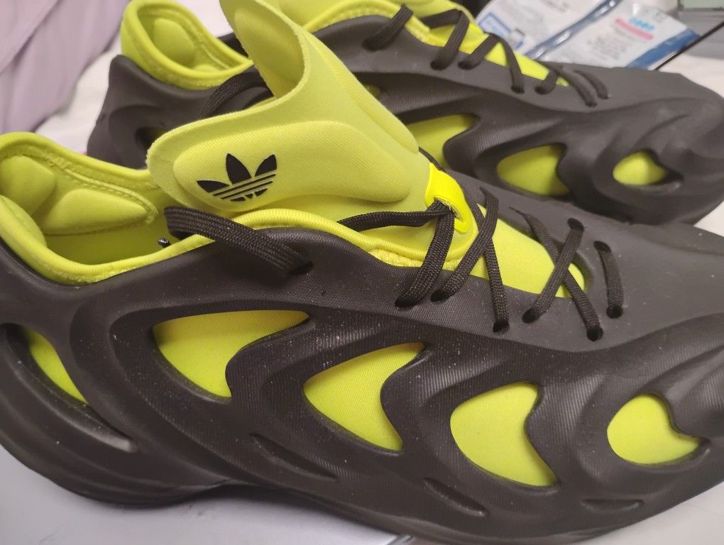 10.5 Black N Yellow Solar Adidas .